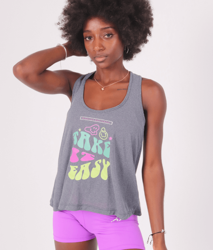 Camiseta deportiva femenina en color gris con frase motivadora