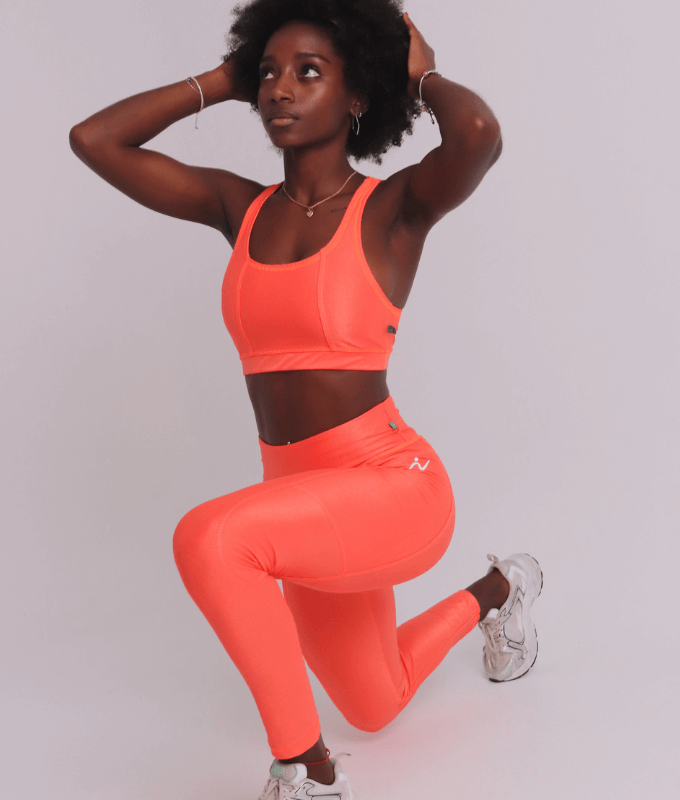 Conjunto de sujetador deportivo y leggings tobilleros tiro alto compresivos color naranja brillante