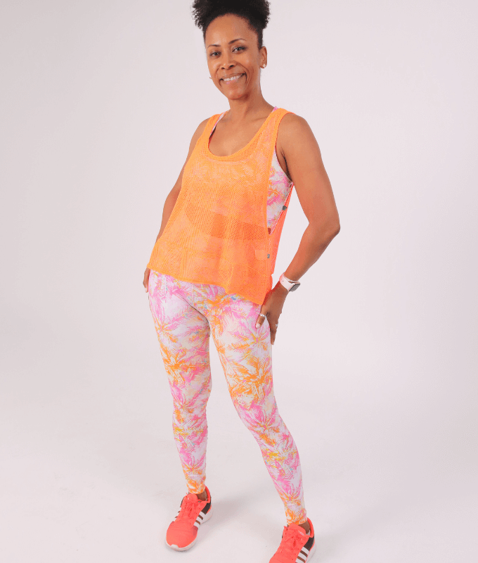 Conjunto de top deportivo y mallas de entrenamiento estampado de palmeras en color naranja y rosa