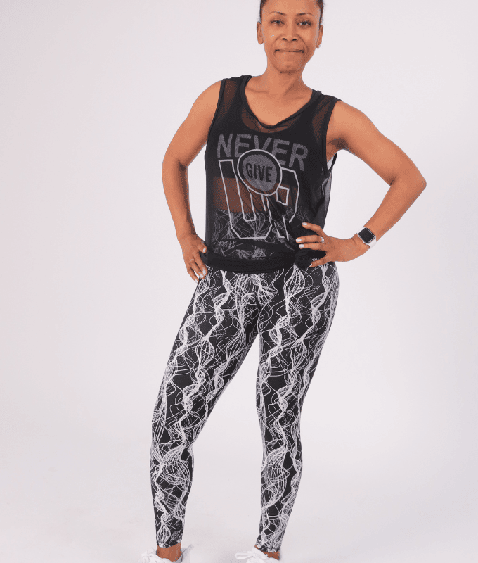 Leggings tobilleros de tiro alto en tejido texturizado blanoc y negro y camiseta deportiva de tul negra Never Give Up