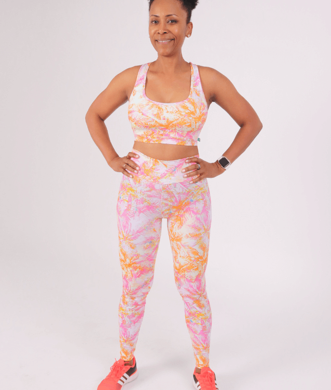 Conjunto de top deportivo y mallas de entrenamiento estampado de palmeras en color naranja y rosa