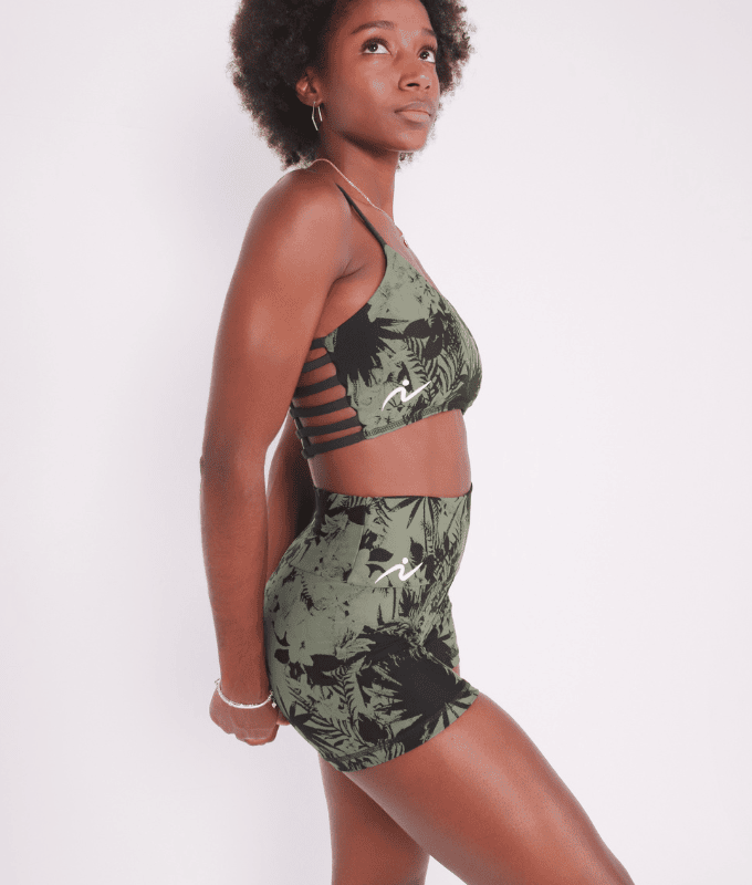 Conjunto de top deportivo y shorts en jacquard de poliamida estampado floresta tropical en colores verde militar y negro