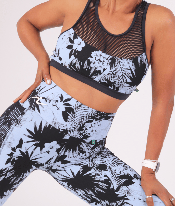 Conjunto de sujetador deportivo y mallas de mujer en jacquard de poliamida estampado floresta tropical en colores azul claro y negro