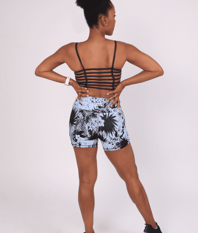 Conjunto de top deportivo y shorts en jacquard de poliamida estampado floresta tropical en colores azul claro y negro